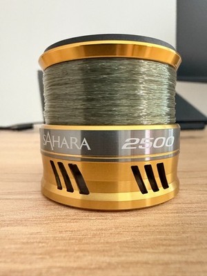 Shimano Sahara 2500 FI Ersatzspule mit 0.25 Mono bespult, unbenutzt