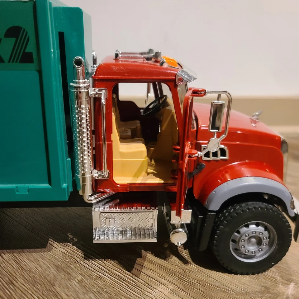 Caminhão de lixo Brother 02812 MACK granito carregamento traseiro 28.12.10 / levemente usado - Imagem 3 de 4