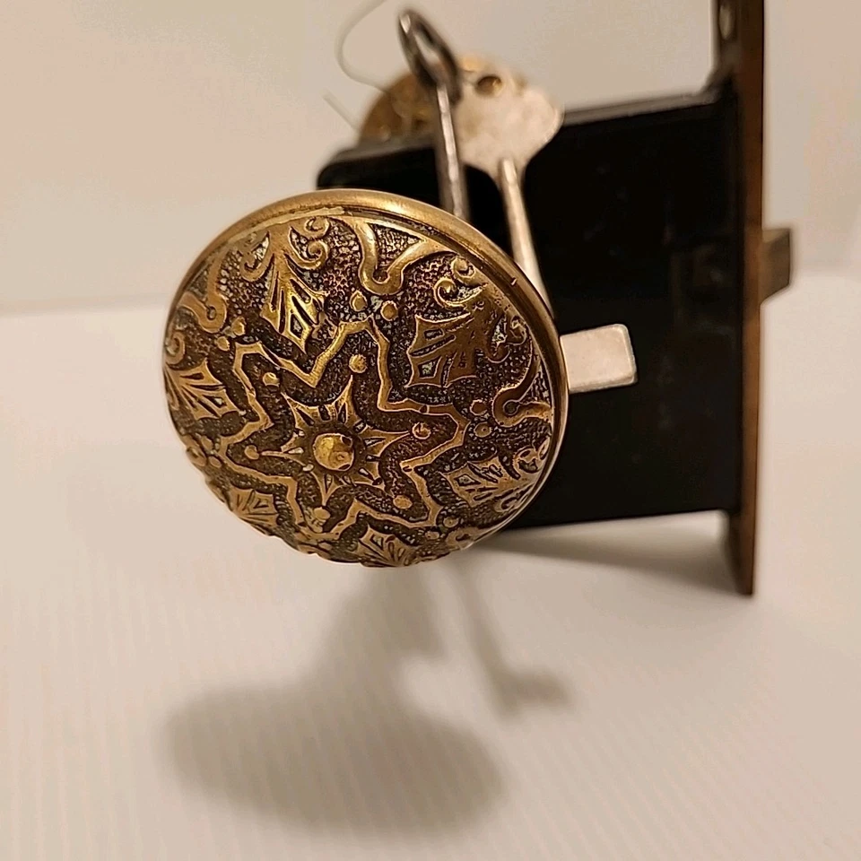 Cerradura de puerta de mortaja interior antigua y perillas de latón ornamentado de Russwin con llaves Foto 2 de 4