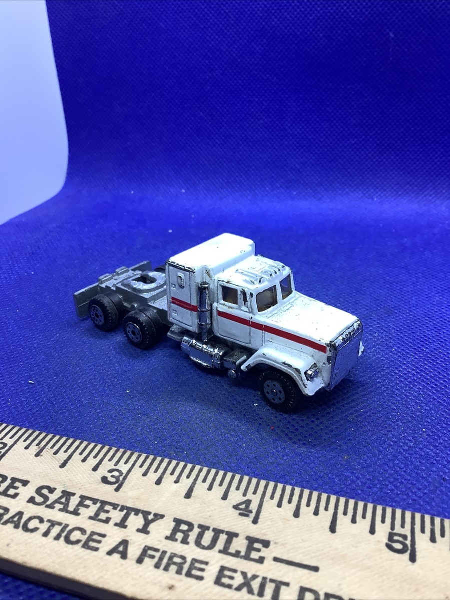 Road Champs Mack =Super Liner Tactor White 1982 with Sleeper