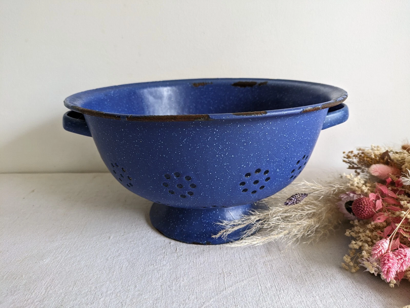 French 1960s/70s ENAMEL BLUE Speckled COLANDER VINTAGE KITCHENALIA Seive Prop
Opens in a new window