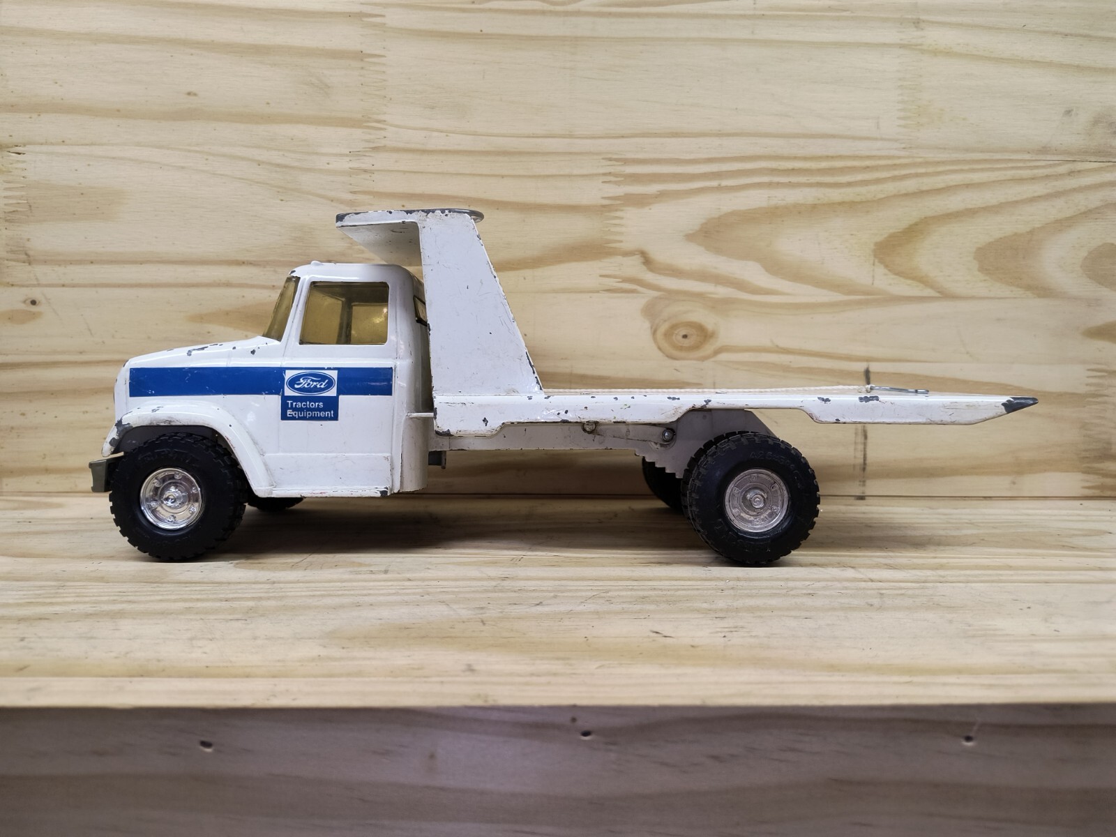 Rare 1/16 ERTL Ford Tractor Dealership GMC Tilt bed Truck