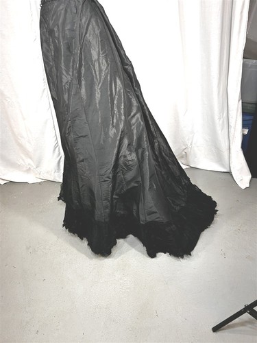 antique skirt w/train 1880 black taffeta waist 30 in. original 1890s