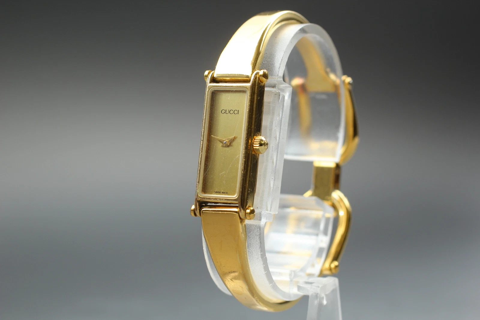 Montre pour femme EXC+4 Gucci 1500 Breath à quartz doré cadran noir du JAPON