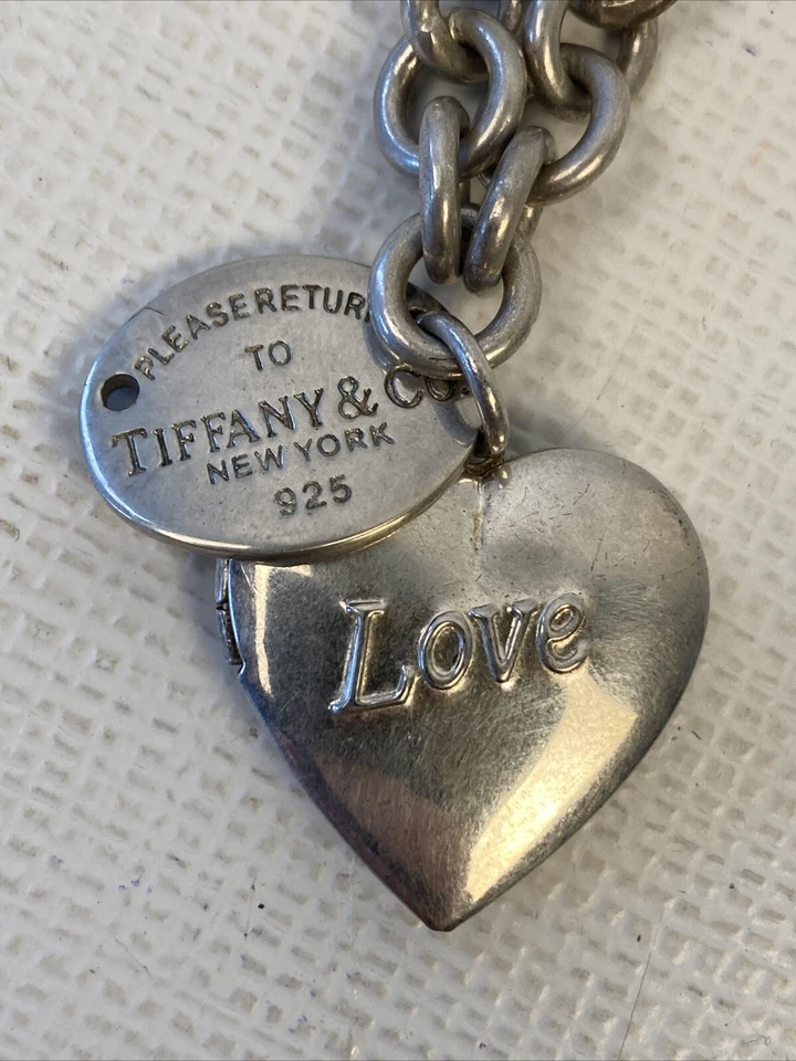 Dije medallón corazón amor hinchado de ley Tiffany & Co y collar de ley .925 Foto 4 de 4