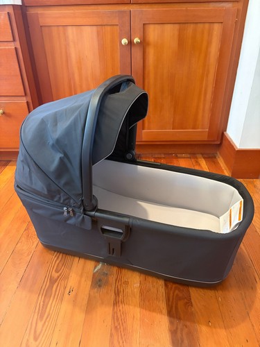 Thule Urban Glide/UG3 Bassinet - Black - Barely Used - Great condition