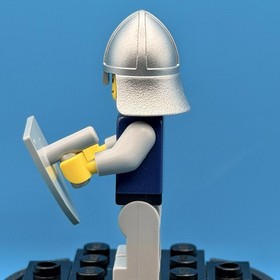 LEGO: Crown Knight w/Scale Mail (CAS339) - From Castle Set 7091 (2007) - RETIRED