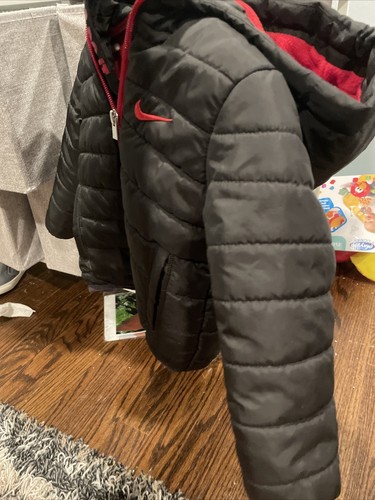NIKE Boy's Hooded Puffer Jacket Coat Swoosh Logo Black Red Size 5 6 Years - Picture 3 of 3