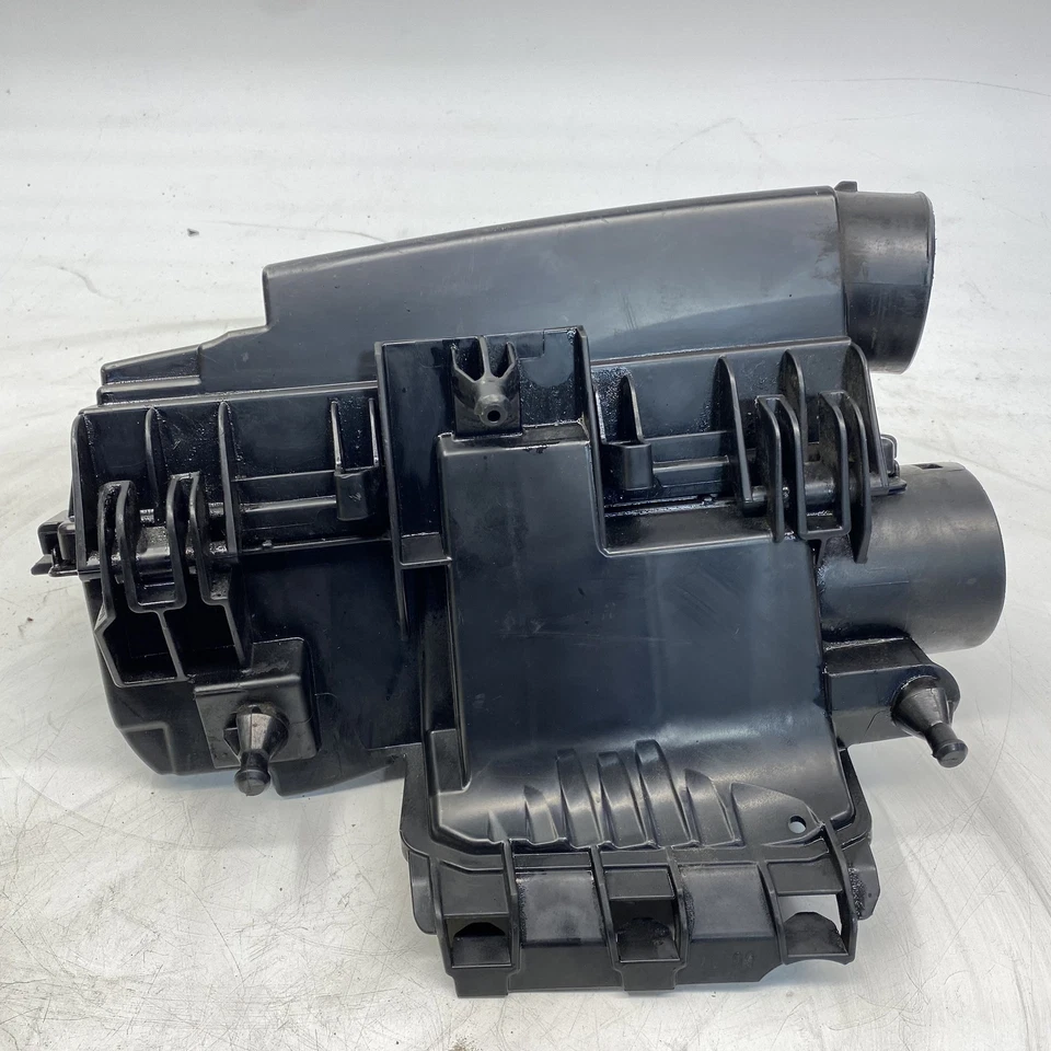 Used Air Cleaner Assembly fits: 2012 Mercedes-benz Mercedes c-class 204 Type Cpe - Image 2 of 4