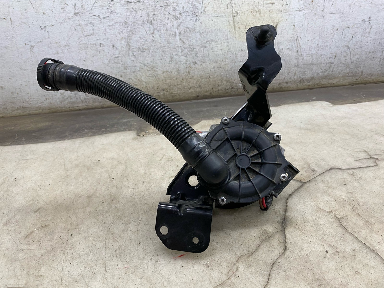 2015-2020 BENTLEY BENTAYGA 6.0L W12 LEFT SECONDARY AIR INJECTION PUMP 079959231G