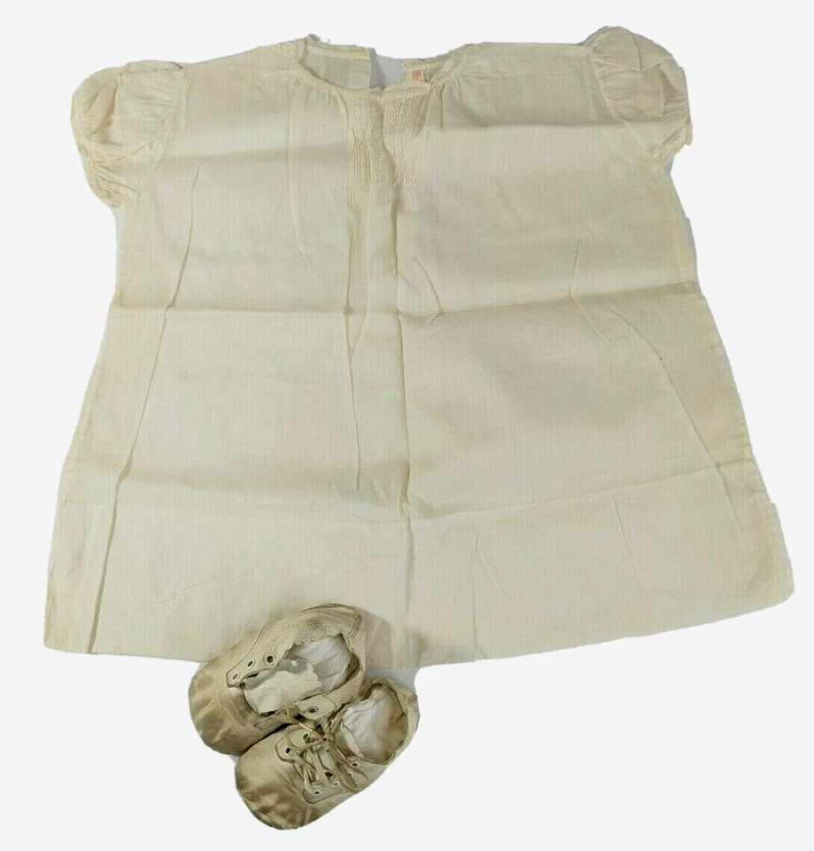 Antiguo vestido de bebé de algodón, vestido simple cosido a mano, además de zapatos de cuero Foto 2 de 4