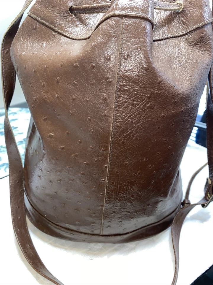 Bolso con cordón de cuero de avestruz genuino marrón oscuro hecho en Italia Foto 3 de 4