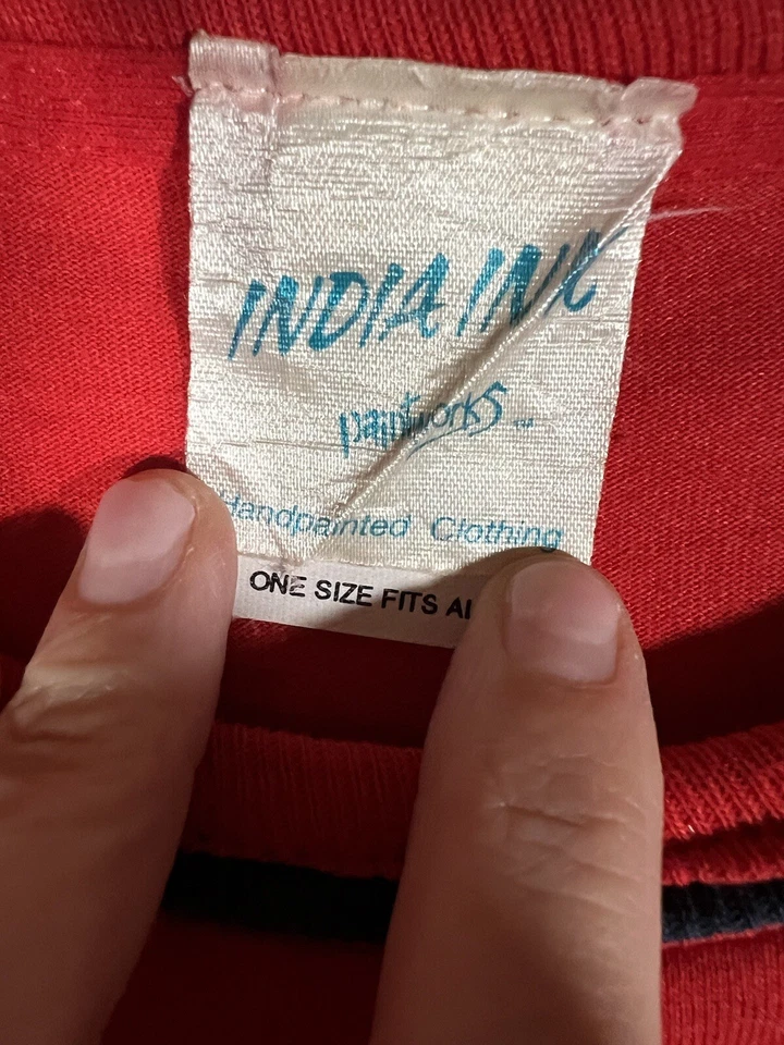 Camiseta De Colección Y2K India Ink Rara EE. UU. Patriótica Pintada a Mano Roja OS Cuentas Foto 4 de 4