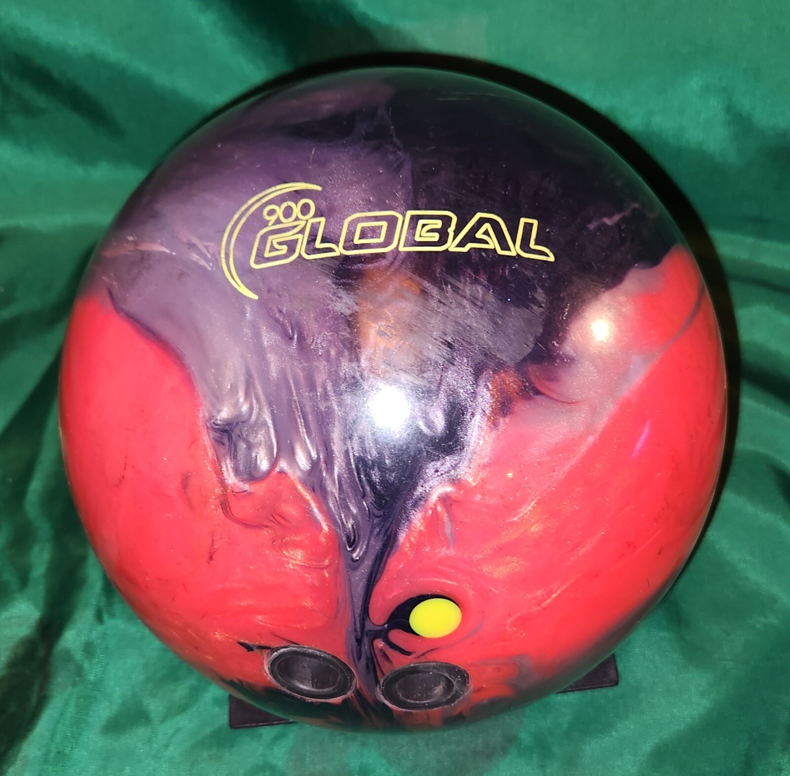 900 Global Altered Reality Bowling Ball 14 lbs15.7 oz Preowned SN