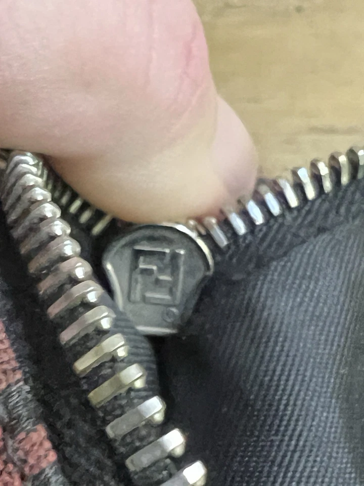 Bolso de hombro vintage Fendi Zucca Mamma Baguette con correa de cuero Foto 2 de 4