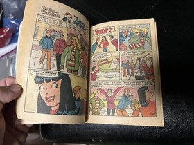 Archie Library Betty and Veronica Double Digest #17 1990  W/ NES Hydlide Ad