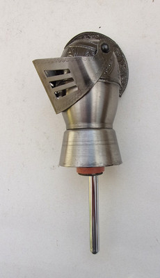 Vintage Ritterhelm mit Klappvisier Ausgießer Flaschenverschluß Metall 15 cm