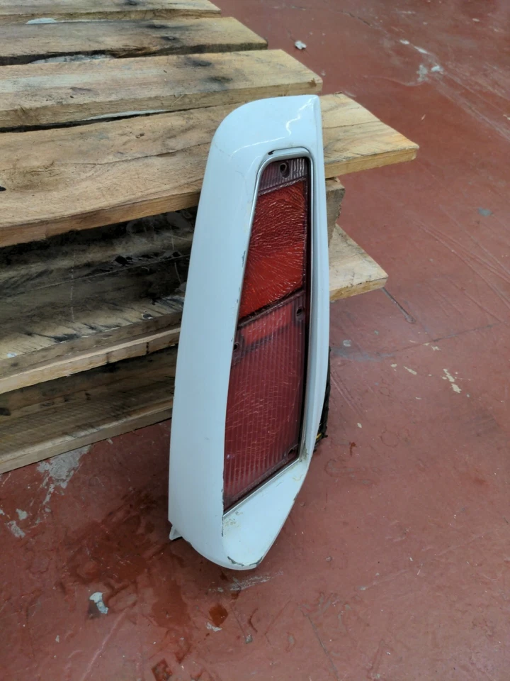 Buick Sport Wagon 1970 1971 1972 luz trasera izquierda conductor lente y carcasa  Foto 2 de 4