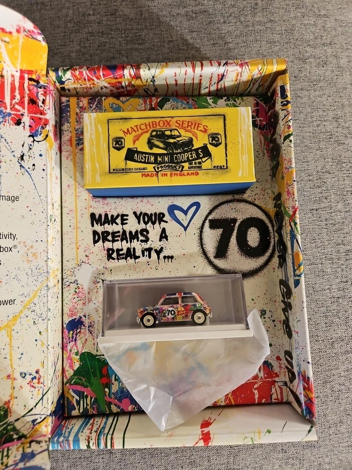 Mattel Creations Matchbox x Mr Brainwash 1964 Austin Mini Cooper S Grafitti Foto 3 de 4