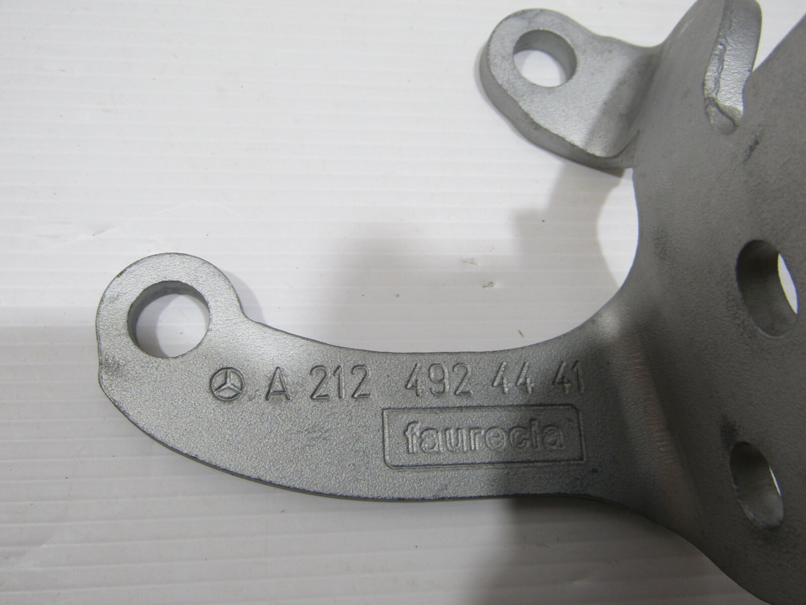 Mercedes-Benz C-class W204 2009 CDI Handle Bracket A2124924441 for 
