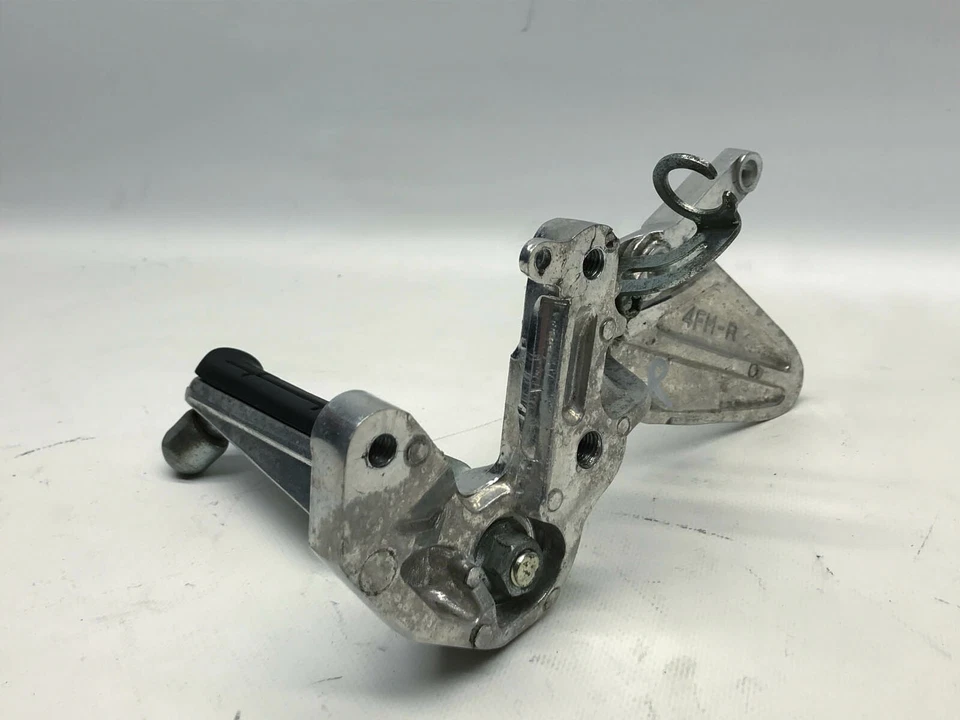 Reposapiés derecho Yamaha FZR600R Right Riders foot rest hanger clavija (1) 95' Foto 4 de 4