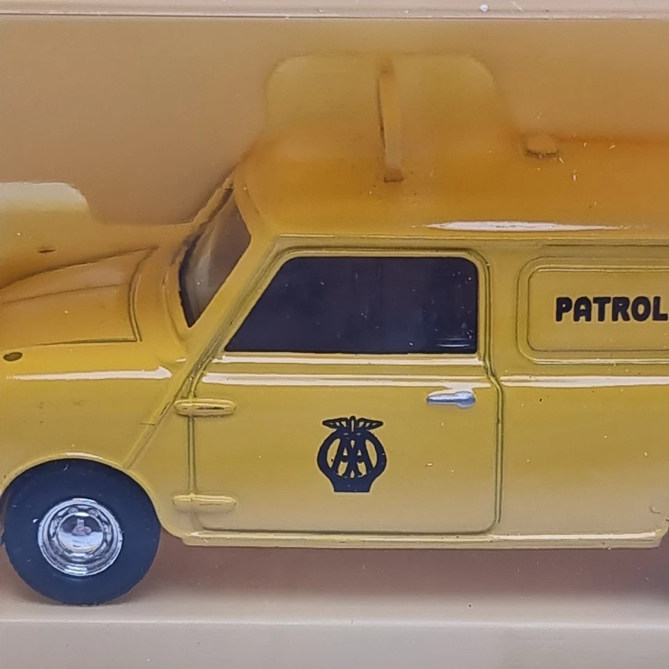 Vanguards Classic Commercial Vehicles AA Patrol Service Austin Mini Van 1:43 - Image 3 of 4