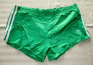 GRÜNE SPORTHOSE GLANZSHORTS SHINY NYLON VINTAGE ADIDAS GR. 6