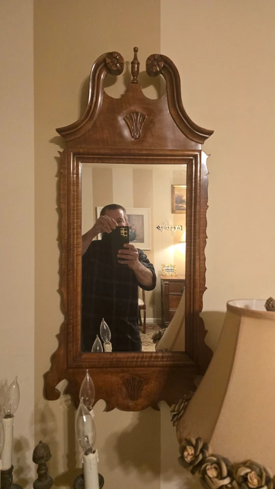 Mesa auxiliar artesanal de arce Eldred Wheeler Tiger Foto 3 de 4