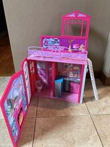 barbie de vacaciones en la playa