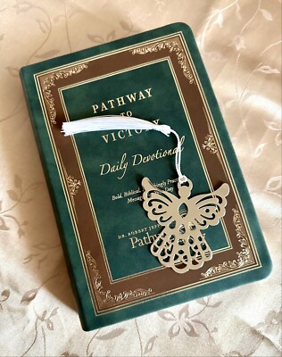 Pathway to Victory Daily Devotional by Robert Jeffress & Free Angel Bookmark NEW