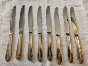 DINNER KNIVES - 8pc Wm Rogers Original  Silverplate 8 1/2"
