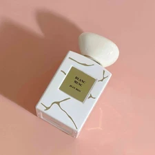 Platinum Floral Woody Perfume - Fragrance Analysis: Ethereal Floral Woody Scent 