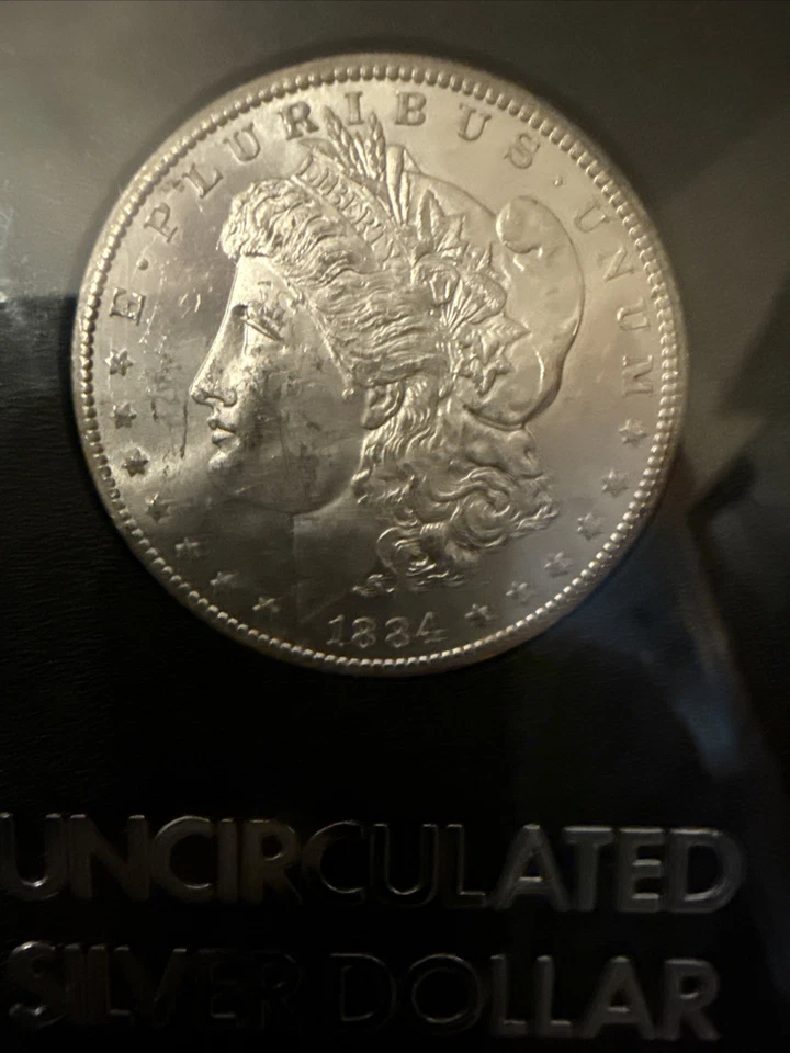 Dólar Morgan de Estados Unidos 1884 CC $1 GSA sin circular con certificado de autenticidad y embalaje original Foto 2 de 4
