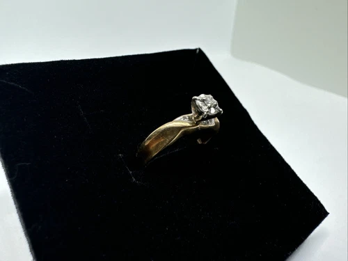 Vintage 10K Yellow/White Gold Platform Diamond Stones  Ring 1.17g, Sz 5.25