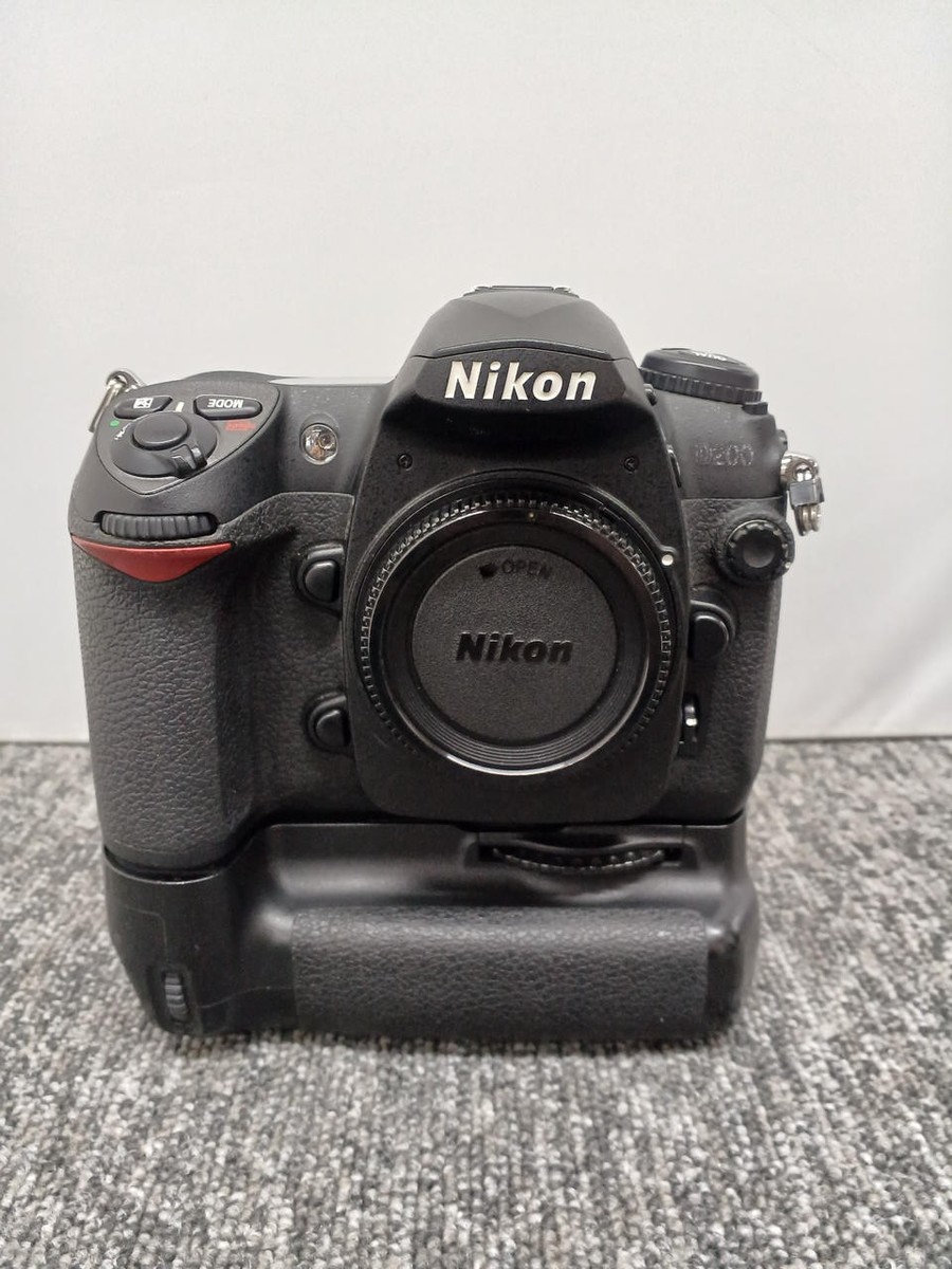 Nikon D200 DSLR Camera, 10.2MP APS-C, CF Media, Extended Grip