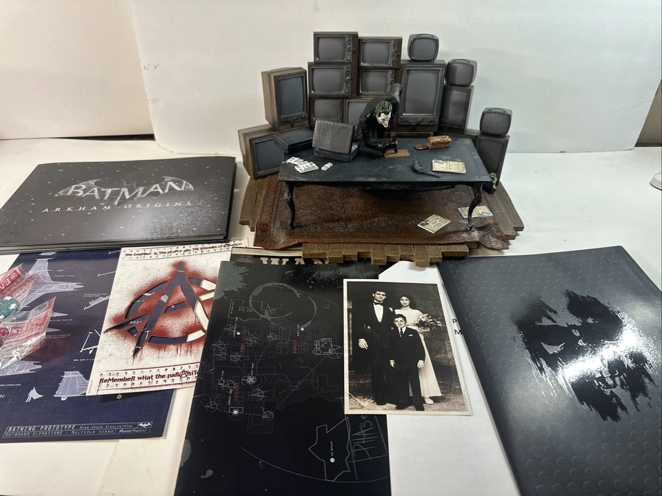 Batman Arkham Origins Joker Edición Coleccionista Estatua y Más (Caja Dañada) Foto 2 de 4