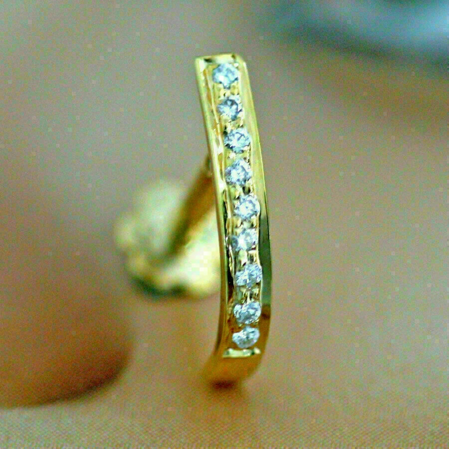 Pin de perforación de tornillo de nariz de aro de diamante simulado de 0,15 quilates enchapado en oro amarillo de 14 k Foto 2 de 3