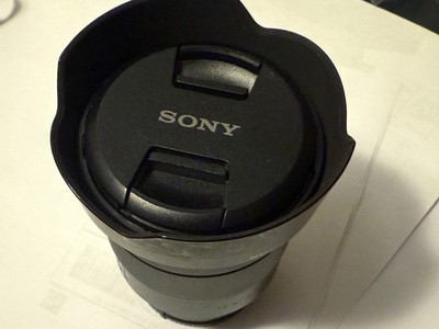 Sony Vario-Tessar T* FE 16-35mm f4 ZA OSS zoom lens with hood and caps Zeiss