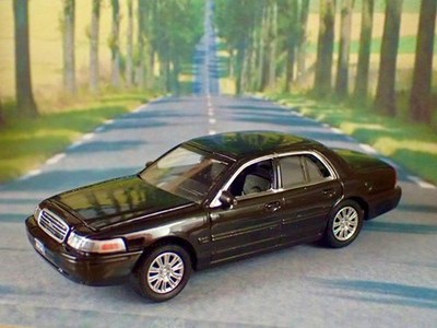 POLICE INTERCEPTOR Ford Crown Victoria 4.6L V8 Unmarked Detective Car 1/64 Ltd M