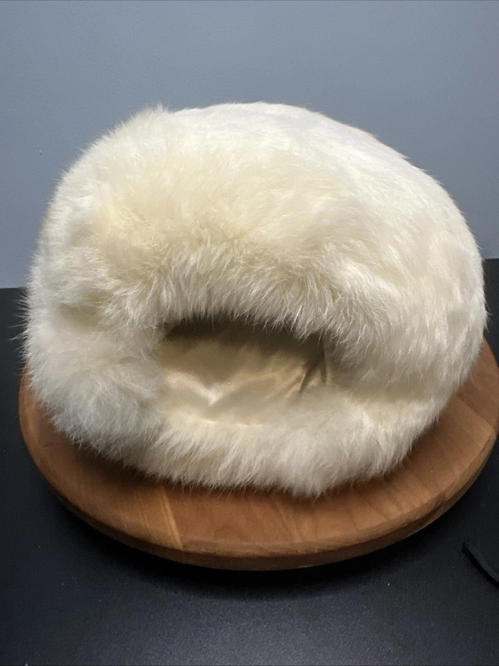 Marshall Fields Genuine White Fox Fur Silk Lining Muff Hand Warmer Original Box - Image 3 of 4