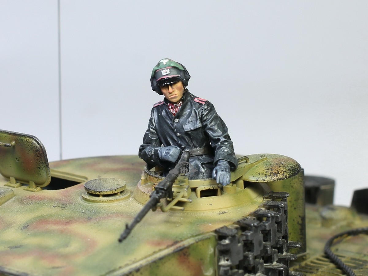 PreSale German SS Panzer Commander (02 Figures) WW2 1:35 Pro Built