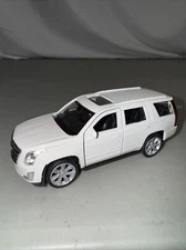 1/45 Scale 2017 Cadillac Escalade Diecast Model Luxury SUV - Welly 43751 White