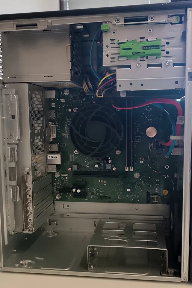 Desktop Fujitsu Esprimo P557 E85+ - Intel Core I3-7100,RAM 12Gb,SSD 250GB,W10PRO - Immagine 3 di 4