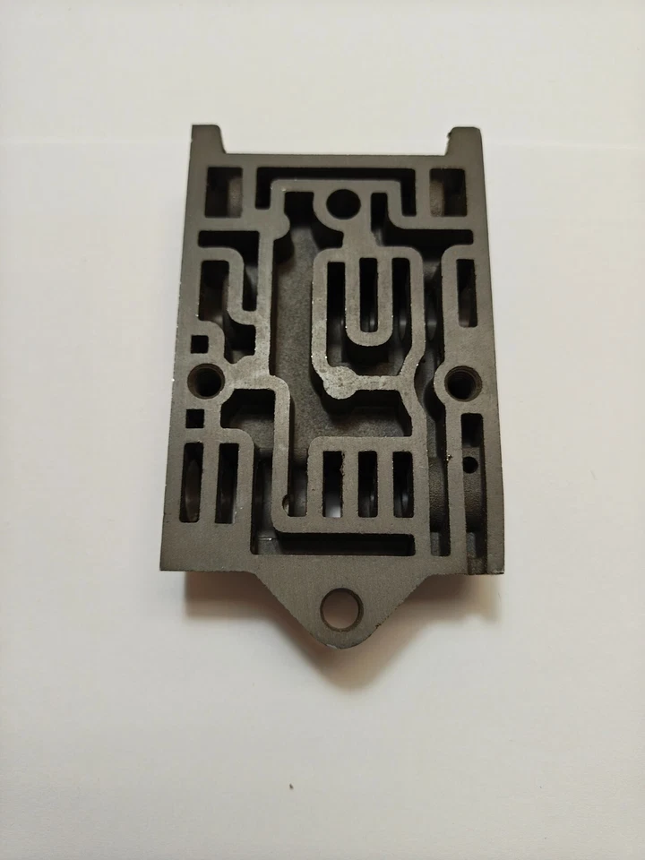 Корпус нижнего клапана коробки передач 1956 Chrysler Imperial Torqueflite 1732139 новый из старых запасов. - Изображение 2 из 4