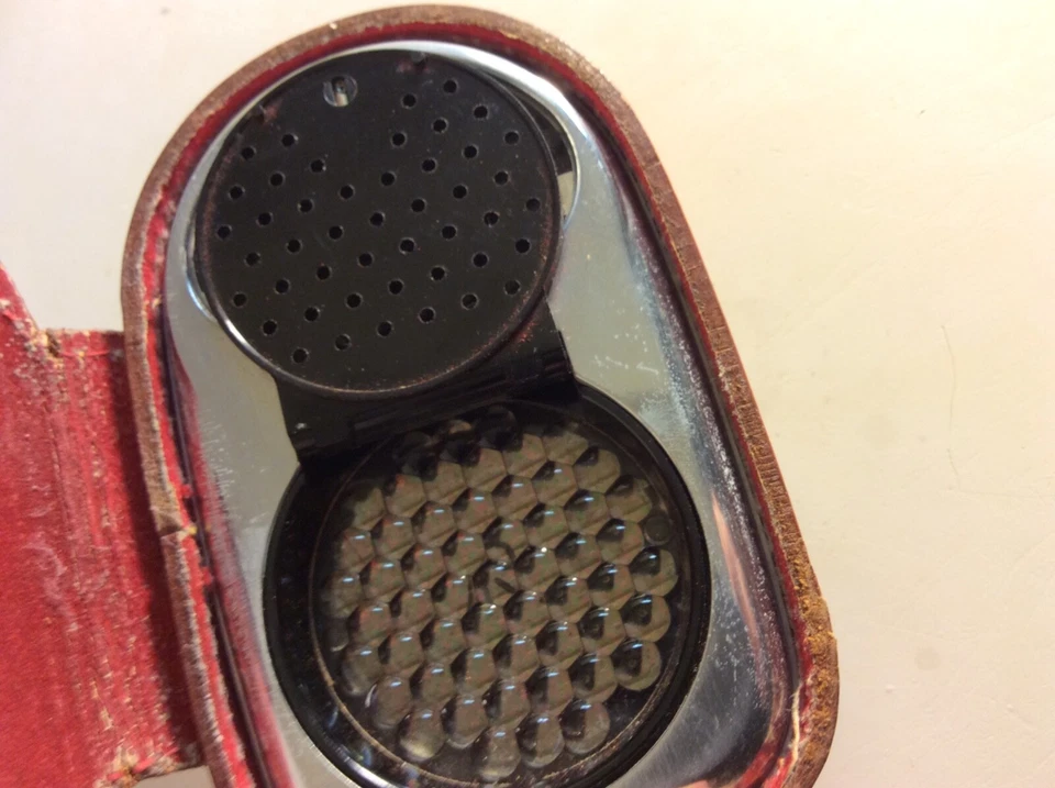 Medidor de luz vintage WESTON MASTER III (3). Dos estuches de cuero. Foto 4 de 4