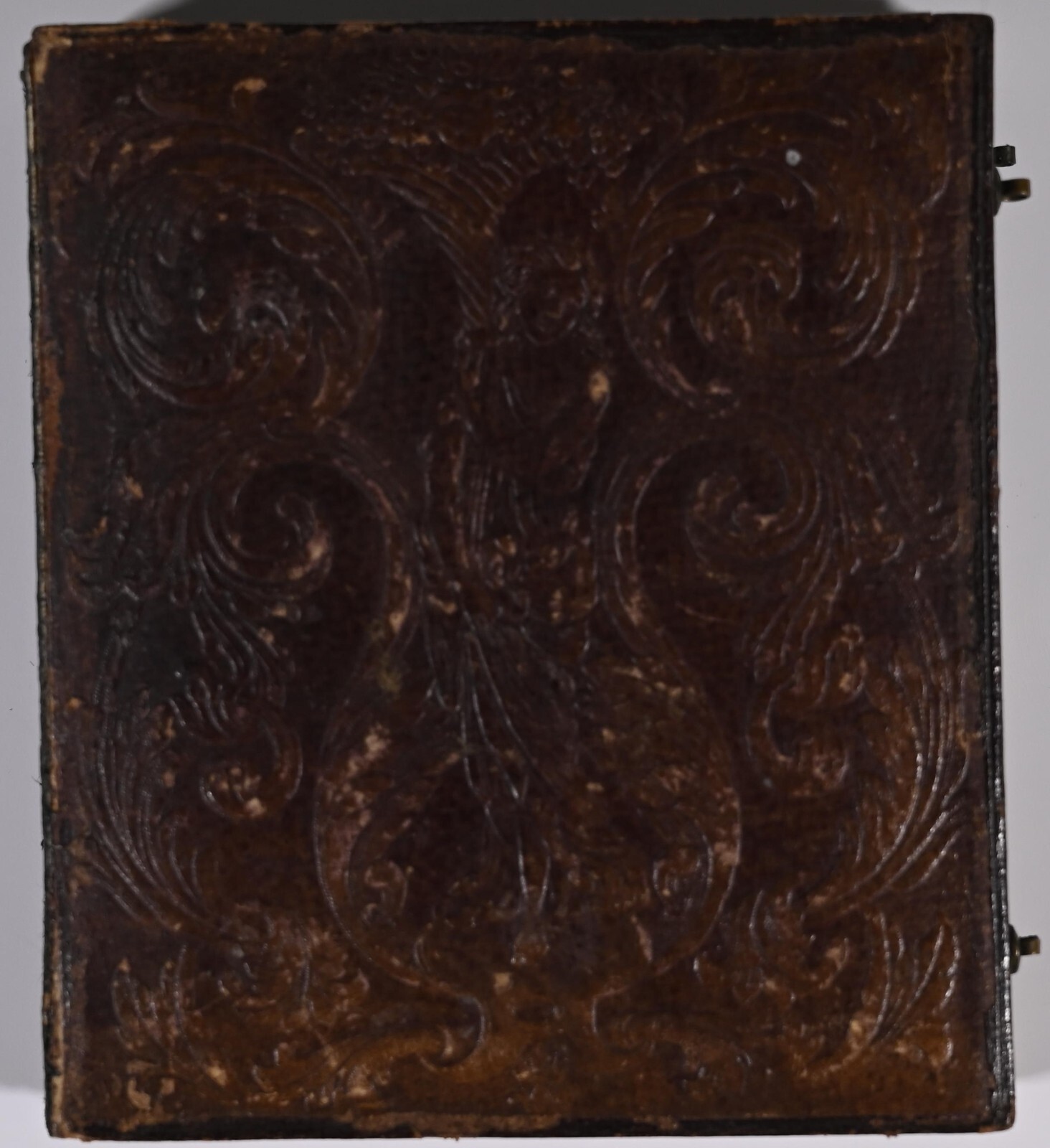 1/6TH PLATE CASED DAGUERREOTYPE CIRCA 1850s LADY IN DRESS HAND-TINTED IDENTIFIED — additional view