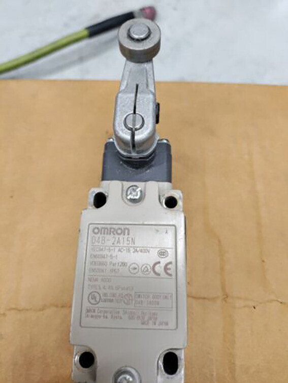 1PCS NEW FOR   D4B-2A15N limit switch D4B2A15N #A6-3