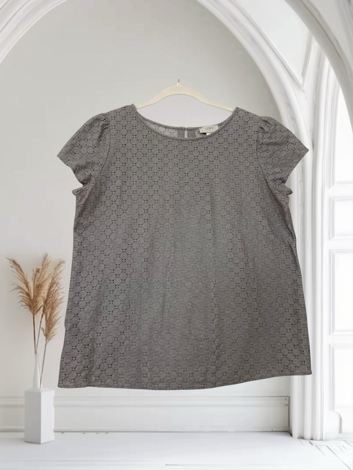 Ann Taylor LOFT Top Women’s Size Medium Short Sleeve Gray Lace