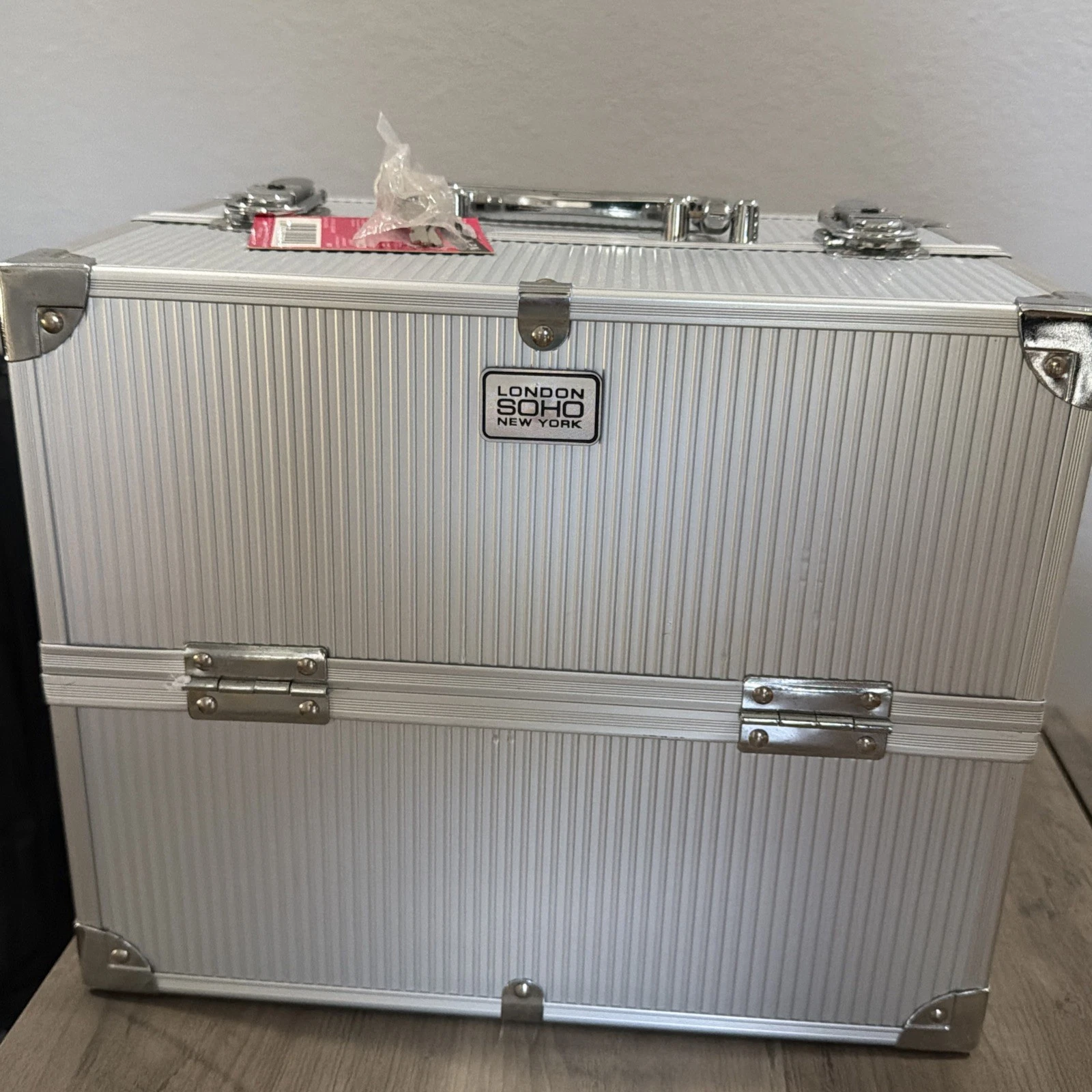 Makeup Beauty Case London SOHO New York New W/Tags Key Included Silver Organizer
Opens in a new wind
