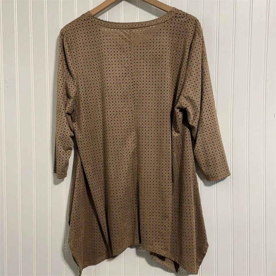 Top túnica perforada estilo Cal XL dobladillo mordedura de tiburón imitación gamuza topo manga 3/4 EE. UU. Foto 2 de 4